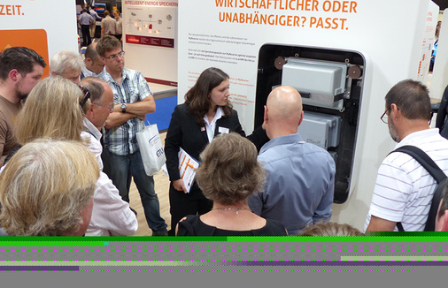 
Gefragt: Der Rundgang der 
photovoltaik-
Redaktion führt auch zum Speicher von Solarwatt.
