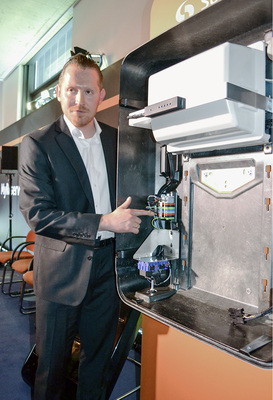 
Der Experte zeigt die Anschlüsse für den Solarstring, die im Speicher angeklemmt werden.
