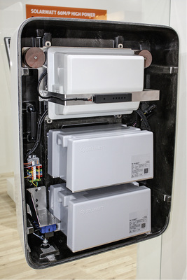 



Komplett montiert: Oben sitzt die Speichersteuerung, die unteren Blöcke sind die Batterien im Metallgehäuse.
