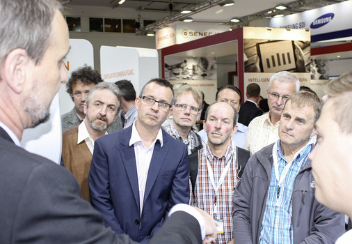 
Bei BMW beantwortete Bernhard Maresch (linker Bildrand) kompetent die Fragen unserer Leser.
