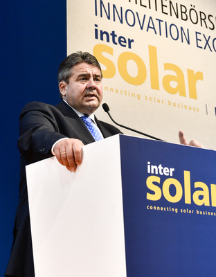 <p>
</p>

<p>
Seine Rede auf der Intersolar war kaum der Rede wert. Allerdings bot sich anschließend die Gelegenheit zum Rundgang, die Bundeswirtschaftsminister Sigmar Gabriel (SPD) gern nutzte.
</p> - © Foto: Solar Promotion

