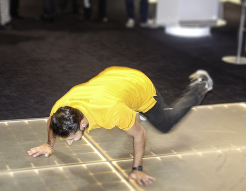 <p>
Solarworld bat Breakdancer aufs Doppelglasmodul (Sunmodule Protect), um seine unverwüstliche Belastbarkeit eindrucksvoll zu demonstrieren.
</p>
