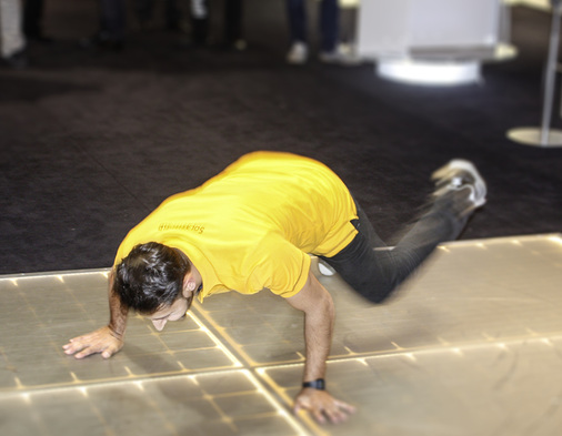 
Solarworld bat Breakdancer aufs Doppelglasmodul (Sunmodule Protect), um seine unverwüstliche Belastbarkeit eindrucksvoll zu demonstrieren.
