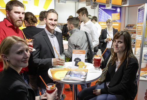 
Großer Ansturm an unserem Messestand in der Speicherhalle: Verschnaufpause mit Cocktail.
