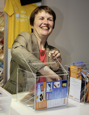 
Glücksfee mit ruhiger Hand: Unsere Redakteurin Petra Franke ermittelte am dritten Messetag die Gewinner aus unserem Lostopf.
