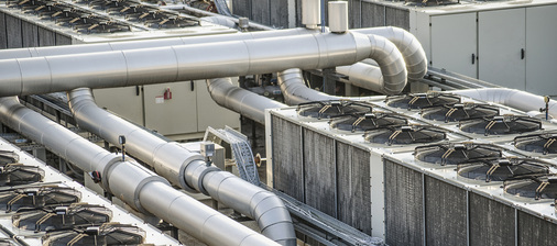 



Auch die Rückkühler der Kälteaggregate brauchen großvolumige Ventilatoren, um die Abwärme ins Freie zu führen.
