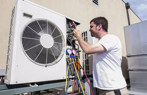 



Fachleute für Kältetechnik haben einen sogenannten Kälteschein. Sie dürfen an der Hydraulik des Kältekreises arbeiten.
