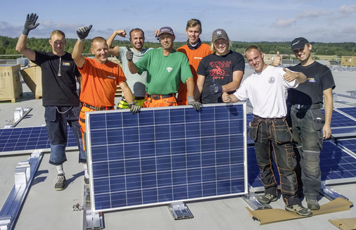 <p>
</p>

<p>
In Vestby errichteten norwegische Monteure der Firma Fusen AS einen Dachgenerator mit 370 Kilowatt Leistung.
</p> - © Foto: IBC Solar/Fusen

