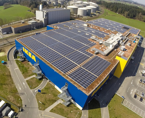 



IBC Solar errichtete im Frühjahr 1,5 Megawatt auf dem Dach einer Ikea-Halle in Rothenburg im Kanton Luzern, um Strom für die Klimatisierung zu gewinnen.
