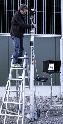 
Mit dem Hochstativ macht Andreas FladungAufnahmen von Dachanlagen in Ortschaften.
