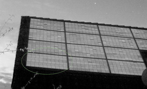 
So soll ein Modul in der Elektrolumineszenz aussehen. Das grün markierte Modul ist vollkommen in Ordnung.
