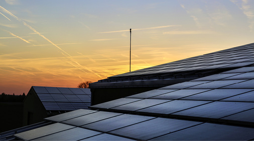 
Wenn Andreas Fladung den 15 Meter hohen Mast gut positioniert, kann er mehrere Dächer zugleich untersuchen. 

