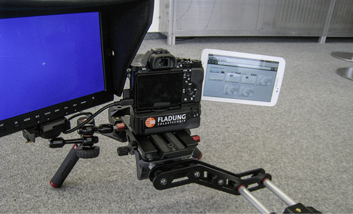 
Auf dem Tablet rechts ist der Stringplan abgebildet. Auf dem Monitor links erscheint das Sucherbild der Kamera.
