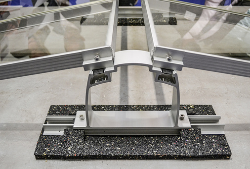 



K2 Systems liefert eine Stütze für gleich zwei Module bei der Ost-West-Ausrichtung der Anlage.
