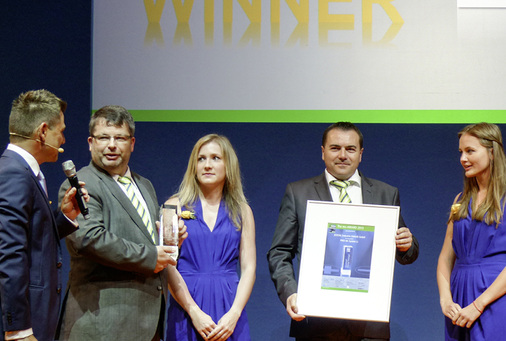 
Thomas Garber (Zweiter von links) und Christof Kiesel (rechts) nahmen den Award entgegen.



