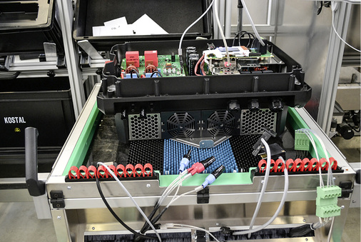 



Jeder Wechselrichter wird einer Prüfung am Teststand unterzogen.
