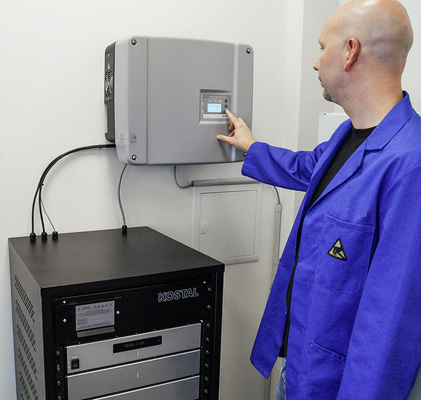 



Ein Installateur baut das Batteriesystem mit Ladewechselrichter und Managementsystem auf.
