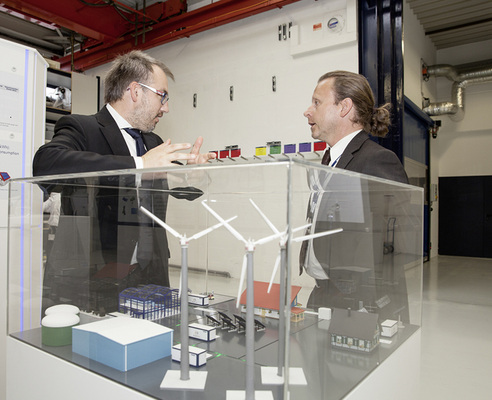 



Christoph Fery erklärt einem Kunden die Vorzüge des Redox-Flow-Speichers.
