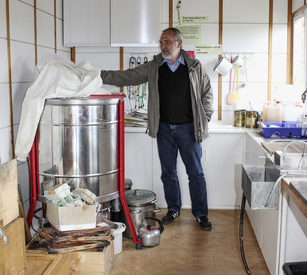 



Auch elektrische Geräte wie Akkuschrauber, Bohrer und eine Honigschleuder werden vor Ort betrieben.
