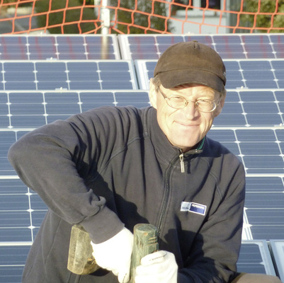 <p>
</p>

<p>
Armin Stickler von Regiosol aus Filderstadt montiert Solaranlagen nun auch im Auftrag des Stadtwerks.
</p> - © Foto: Baywa r.e.

