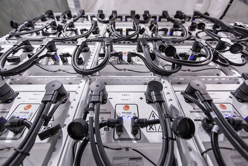 
Jedes Batteriepaket entspricht 1.600 Autobatterien. Der Ladeprozess am Pier dauert nur zehn Minuten.
