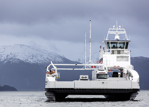 
Voll aufgeladen kann die Fähre ihre nächste Überfahrt beginnen.

