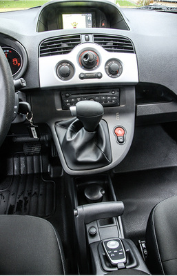 



Leider ist der Touchscreen (oben) zu tief im Armaturenbrett versteckt. Das erschwert die Bedienung.
