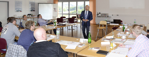 <p>
</p>

<p>
Ralph Guttenberger schult Vertriebsexperten bundesweit in Seminaren.
</p> - © Fotos: Kaltenbach Training

