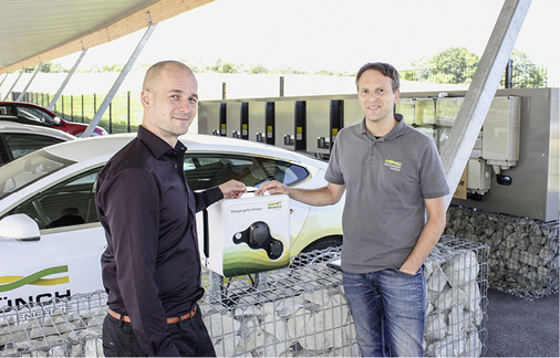 <p>
Firmenchef Mario Münch (rechts) und sein Mitarbeiter Peter Grass präsentieren die Carports, die Münch Energie selbst entwickelt hat. Sie werden als komplette Bausätze vertrieben und montiert, auch zur Nachrüstung.
</p>

<p>
</p> - © Foto: Heiko Schwarzburger

