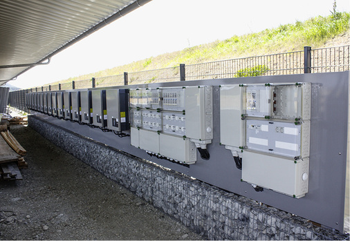 <p>
Wechselrichter und Schaltschränke reihen sich unter den solaren Carports in Rugendorf.
</p>

<p>
</p> - © Foto: Heiko Schwarzburger

