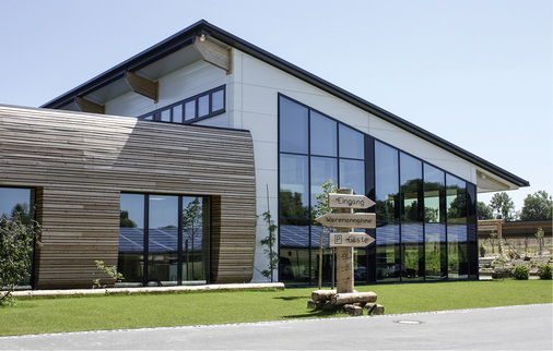 
Der neue Firmensitz spiegelt die flachen Dächer der Parkplätze, die mit Solarmodulen belegt sind. An diesem Gebäude wird demonstriert, wie Unternehmen ihre Betriebskosten mit selbst erzeugtem Sonnenstrom senken können.



