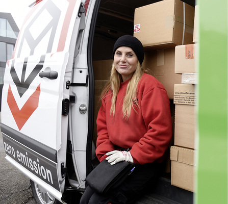 <p>
Hatice Topal ist gerne mit dem E-Transporter unterwegs. Nur mit dem Heizen muss sie sich zurückhalten.
</p>