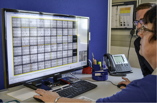 



Nach dem Laminieren kommt jedes einzelne Modul in den Flasher. Hier können die Prenzlauer schon eventuell defekte Module aussieben.
