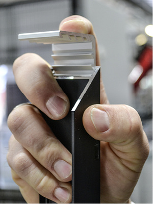 



Die Zähne an den Eckstücken sorgen dafür, dass der Modulrahmen das Laminat fest umschließt.
