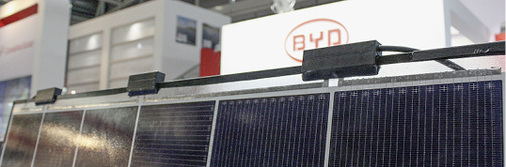 
Jeder Zellstring erhält eine eigene Anschlussdose. Dadurch sinkt die elektrische und thermische Belastung jeder Dose, auch das Ausfallrisiko ist geringer.
