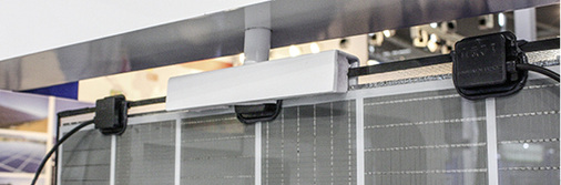 
Die oben liegenden Anschlussdosen sind leichter zugänglich als Dosen auf derRückseite der Module. Das ist ein Vorteil bei der Wartung.
