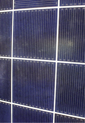 
Jede Zelle ist mit einem Raster von 24 Kontaktlinien überzogen. Auf diese Weise sinken die Frontverschattung und der elektrische Widerstand der Kontaktierung.
