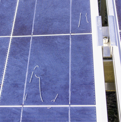 



Diese Module wurden nicht nur verunreinigt zur Baustelle geliefert, sie wurden sogar mit den Rückständen montiert. 
