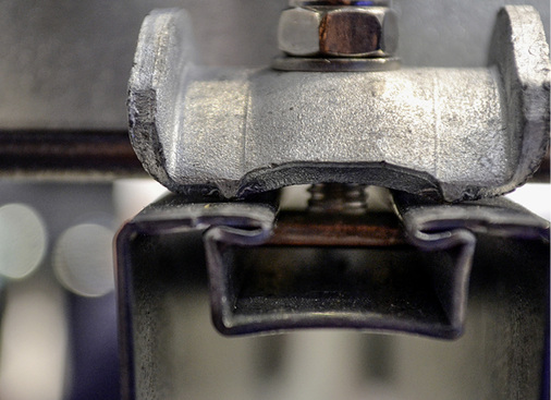 



Die kleinen Zähne an den Ecken fressen sich in den Sparren. Der Übergangswiderstand wird geringer.
