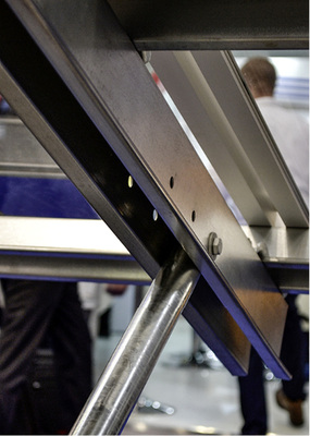 



Den Anstellwinkel der Module reguliert der Handwerker über die drei Bohrungen am Sparren.
