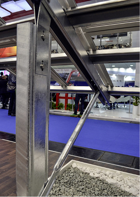 



Die Querstrebe ist ab Werk am Sparren verschraubt. Auf der Baustelle klappt sie der Monteur nur noch aus.
