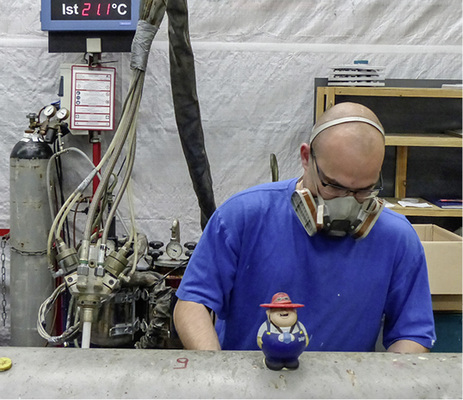 
Die Atemmaske verhindert, dass die Arbeiter giftige Stoffe einatmen.
