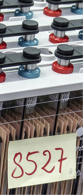 
Die Pole der Batterie sind fablich gekennzeichnet.
