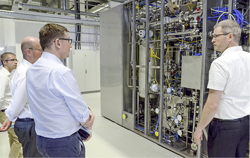 
Rundgang der Gäste bei der Einweihung des neuen Labors.
