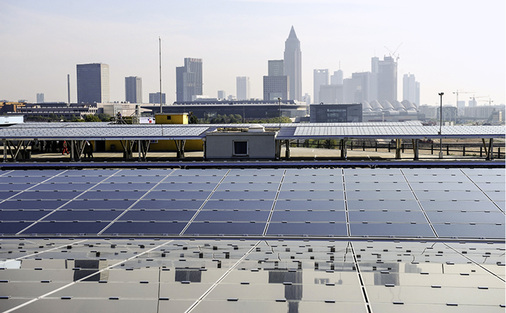 <p>
Das Rebstock-Parkhaus der Frankfurter Messe war eines der ersten, das mit Photovoltaik bestückt wurde.
</p>

<p>
</p> - © Foto: Messe Frankfurt/Marco Richter

