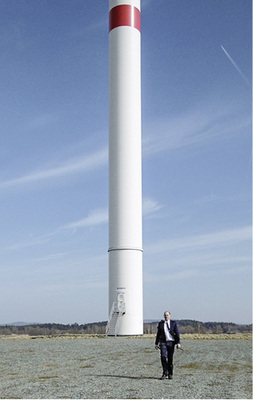 <p>
</p>

<p>
Die Stadtwerke Wunsiedel betreiben eigene WIndräder auf den Bergen vor der Stadt.
</p> - © Foto: Lumenaza

