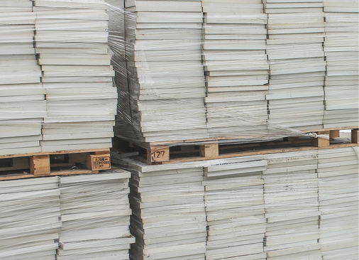 



Auf Paletten gestapelte Altmodule warten auf ihre Verwertung.
