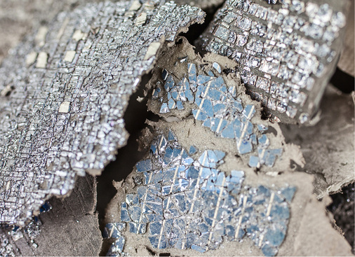 



Zunächst wird das Modul geschreddert. Dann werden Gläser, Folien und Zellbruch (im Foto zu sehen) getrennt.
