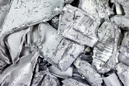 



Als Silizium noch teuer und die Wafer noch dick waren, galt Silizium als Wertstoff. Mittlerweile sind die Preise so weit gesunken, dass die Module ins Glasrecycling wandern.
