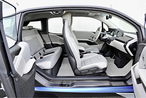 
Die B-Säule wurde in die hintere Tür integriert, deshalb gewinnt der Wagen sehr viel Komfort beim Ein- und Aussteigen.
